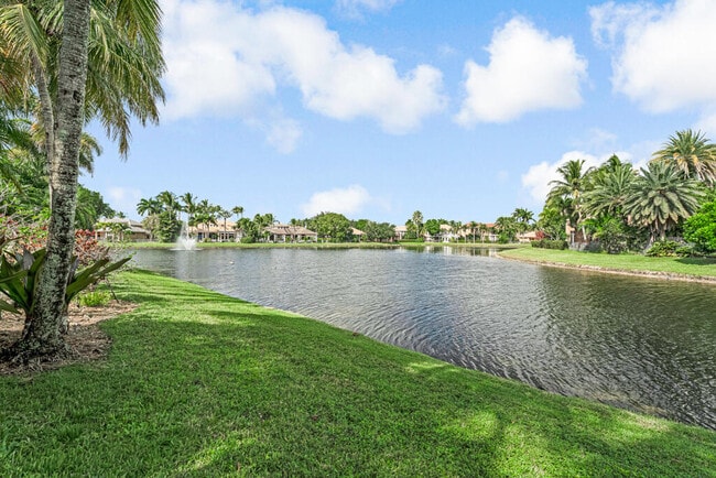 Building Photo - 10513 Versailles Blvd