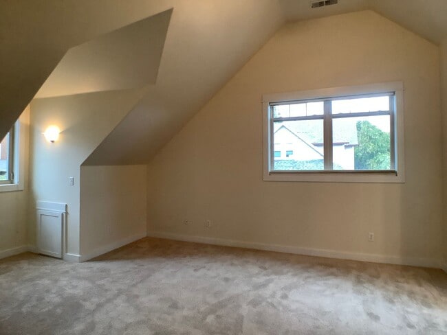 Building Photo - Three bed home with Den/Office in beautifu...