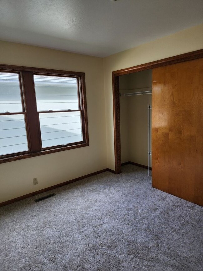 Building Photo - Nice home with fenced yard