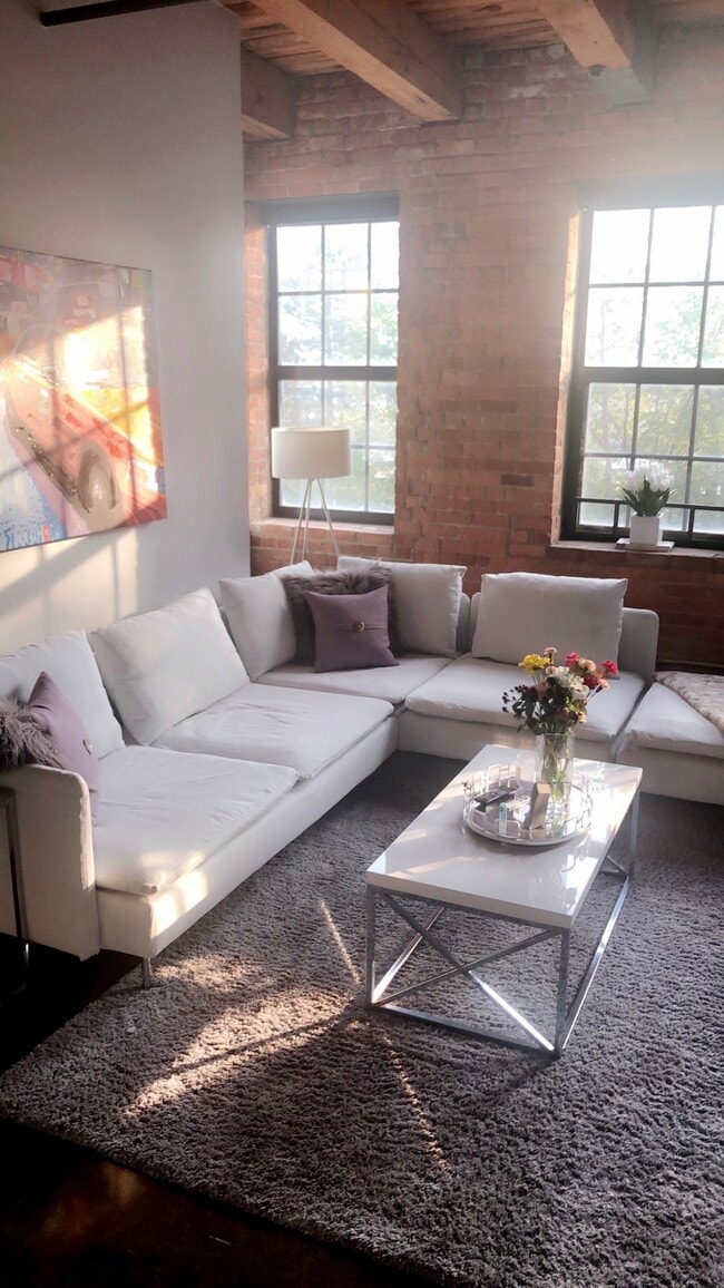 Building Photo - 6533 E Jefferson Ave