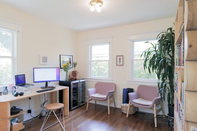 Bedroom/office - 1124 Manzanita St