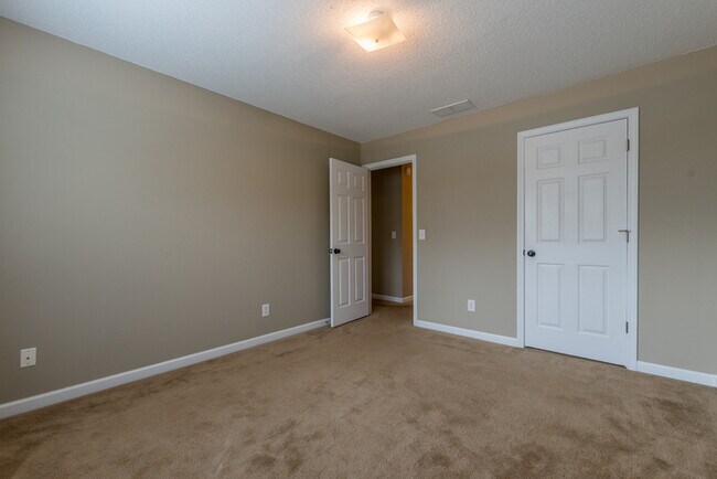 Building Photo - 3 BD 2 BA  Fenced Ranch with Bonus Room
