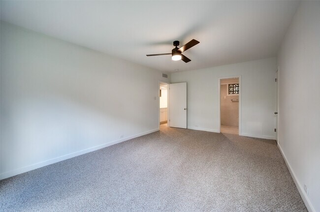 Building Photo - 15 Saddlebrook Ln