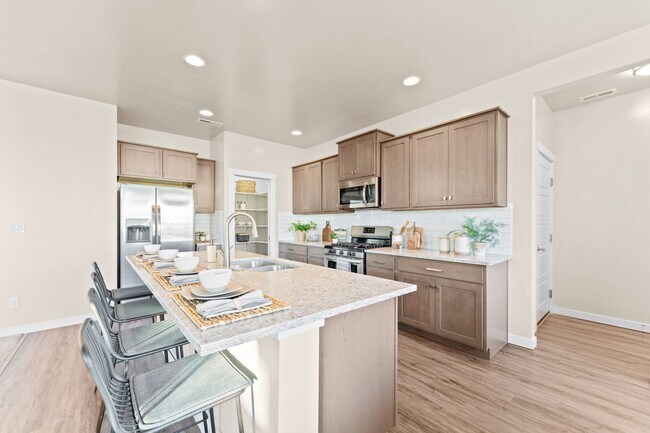 Building Photo - 5 Bedroom 2.5 Bath FOUR CAR GARAGE Eagle, ...