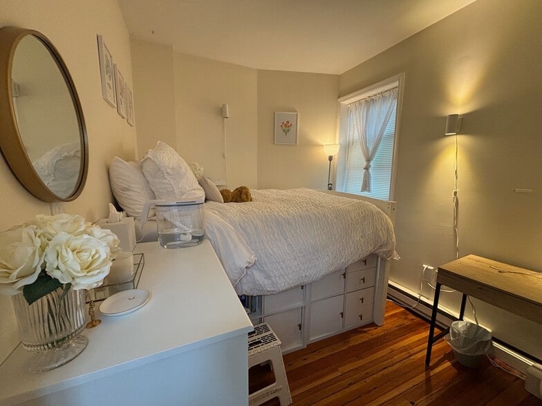 Building Photo - 8 Grove St