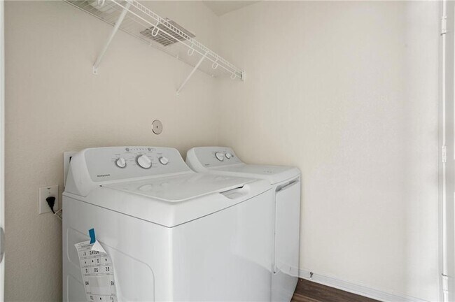 Building Photo - 201 Cres Park Dr