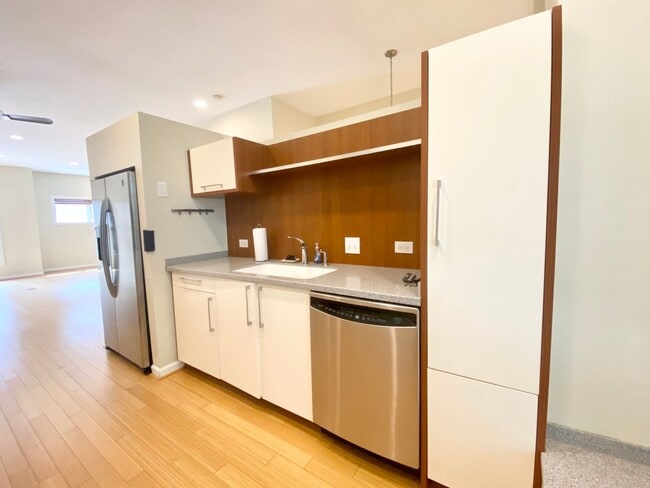Building Photo - 4 Bedroom/3.5 Bath. UC Rental Located on J...