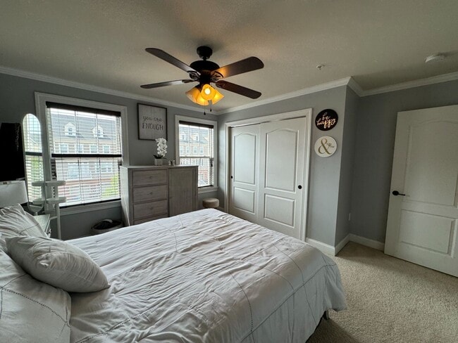 Building Photo - Stunning 3 Bed 2.5 Bath End Unit Townhome ...