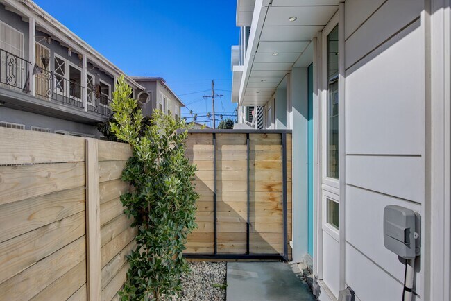 Building Photo - 837 N Kingsley Dr