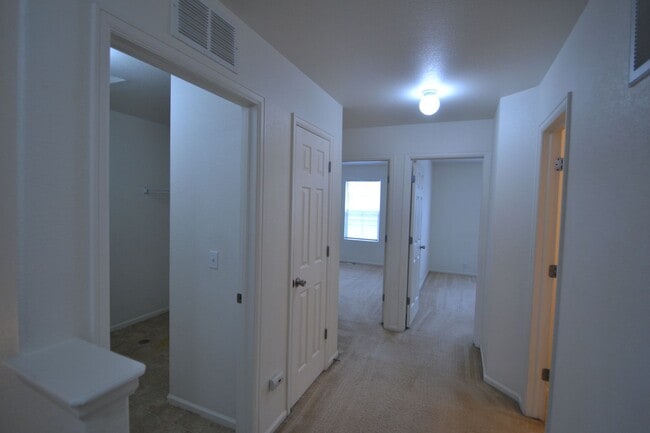Building Photo - 3 Bed 2.5 Bath Townhome With AC Available ...
