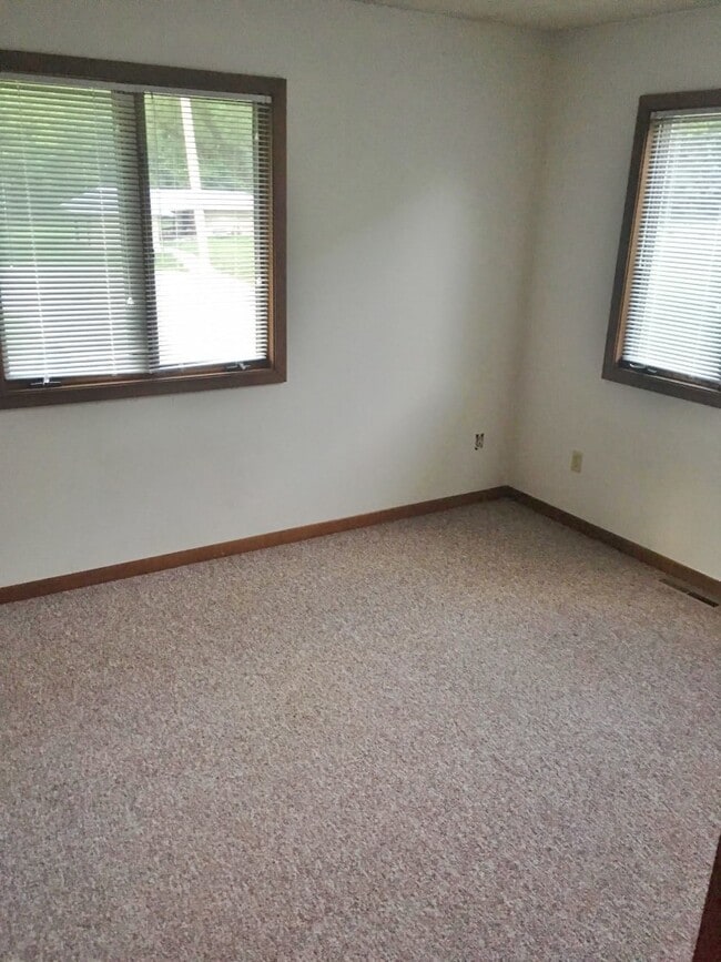 Building Photo - 3 Bedroom, 2 Bath Duplex in North Side Iowa City