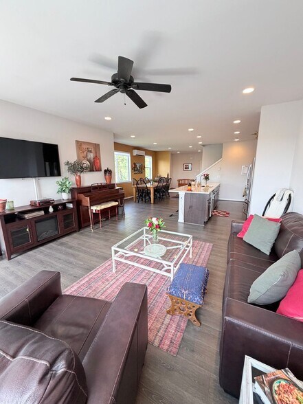 Building Photo - Hilltop Luxury Townhome with Stunning Valley Sunset Views