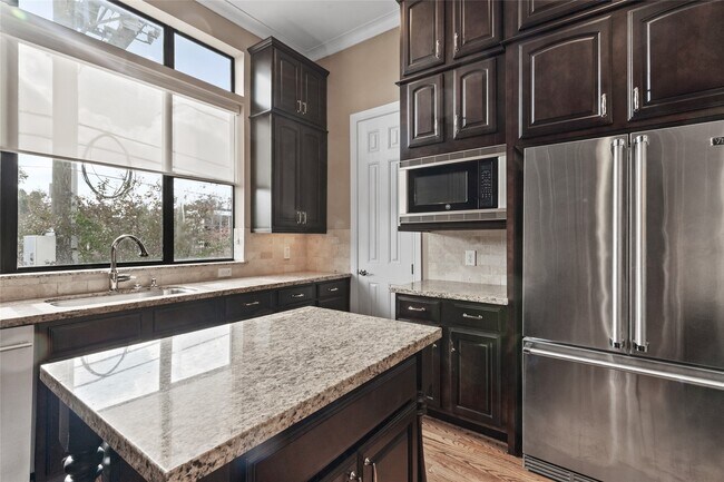 Building Photo - 1411 Elgin St