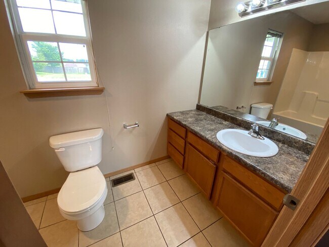 Building Photo - 3 bedroom 2 bath home in Clever, MO!