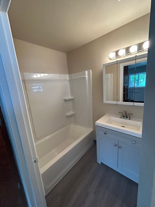 Building Photo - Beautifully renovated 3bedroom/2 bath house. 1/2 off 1st month's rent!