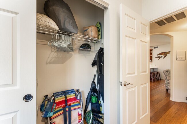 Building Photo - Beautiful Renovated and Furnished 2 bed/2 bath, walk to the beach