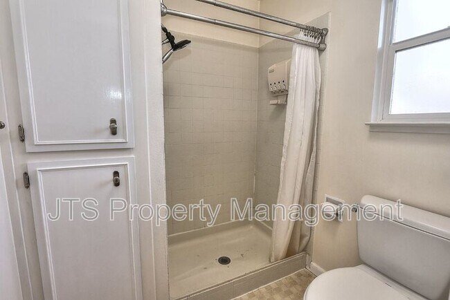 Building Photo - 2128 W La Loma Dr
