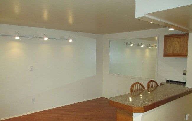 Building Photo - TOP FLOOR South Boulder 1 BD AVAILABLE NOW...
