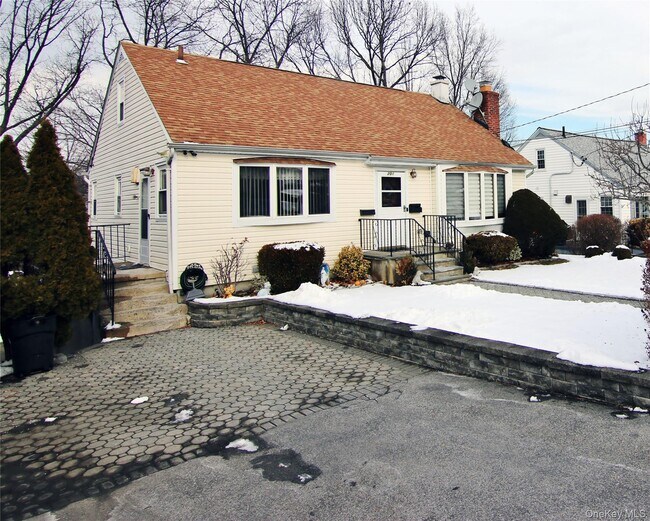 Building Photo - 201 Bennett Ave