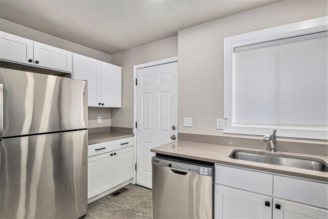 Building Photo - Hale neighborhood duplex w/large patio for...