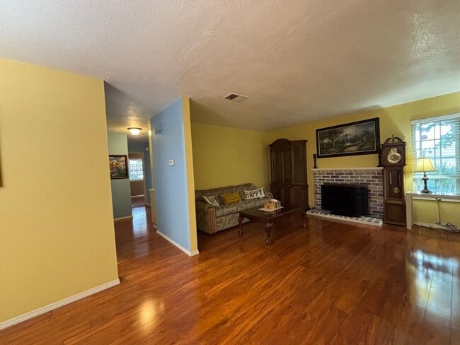 Building Photo - Beautiful Single-Story Townhome on Corner Lot with Private Courtyard & 2-Car Garage