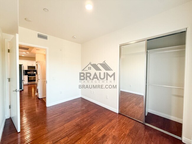 Building Photo - 332 S Virgil Ave