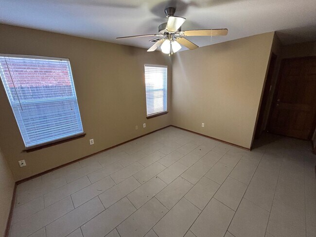 Building Photo - Wonderful Duplex in Yukon!