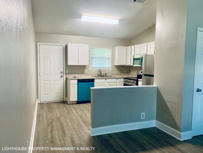 Building Photo - Spacious 2-Bedroom Duplex with Stainless Steel Appliances