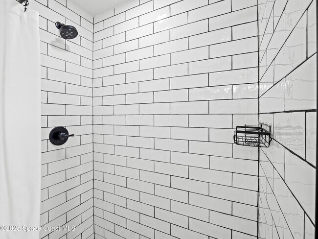 Building Photo - 290 Paradise Blvd