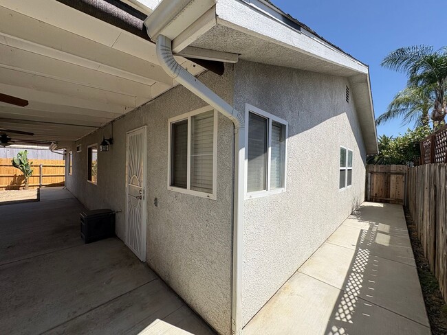 Building Photo - 744 W Buena Vista Ave