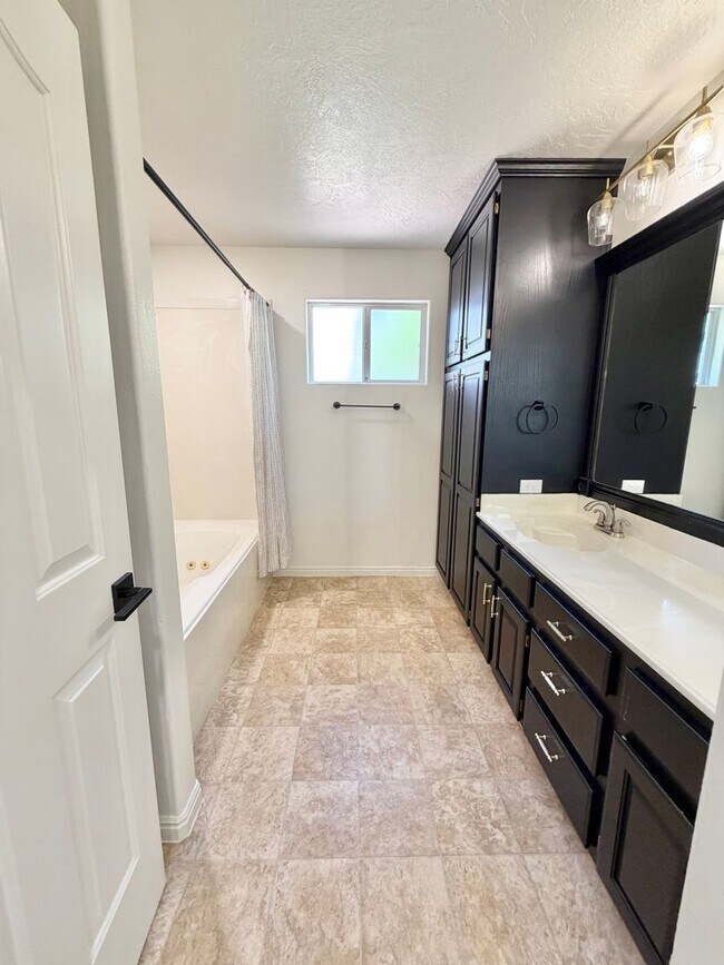 Building Photo - Beautiful Bloomington Area Home