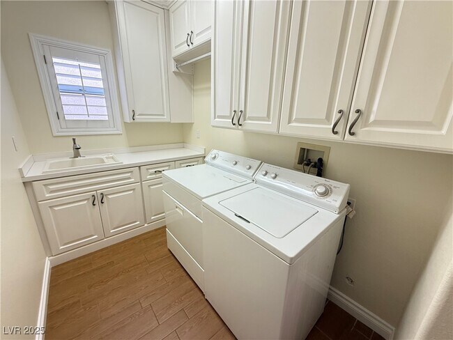 Building Photo - 10513 Longwood Dr
