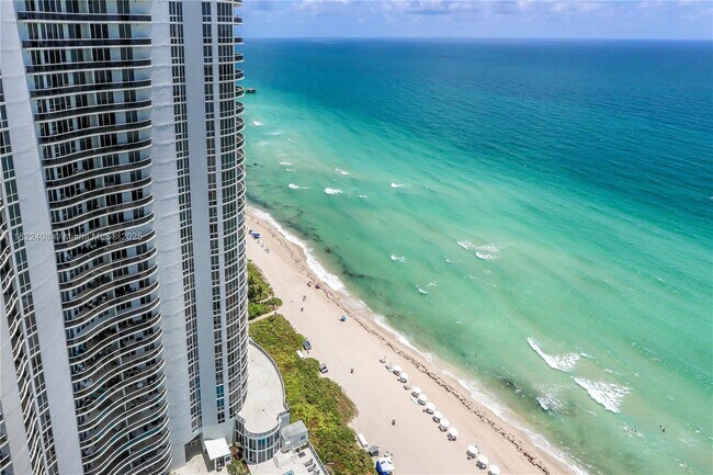 Building Photo - 15901 Collins Ave