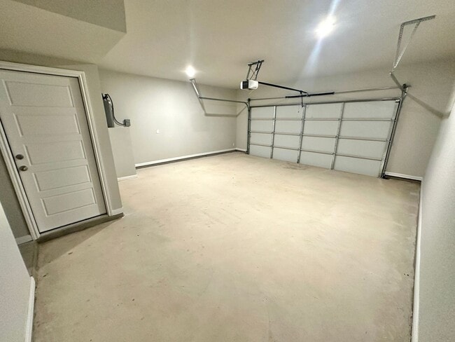 Building Photo - Luxury 2-Story, 4-Bed/ 2.5-Bath Duplex in ...