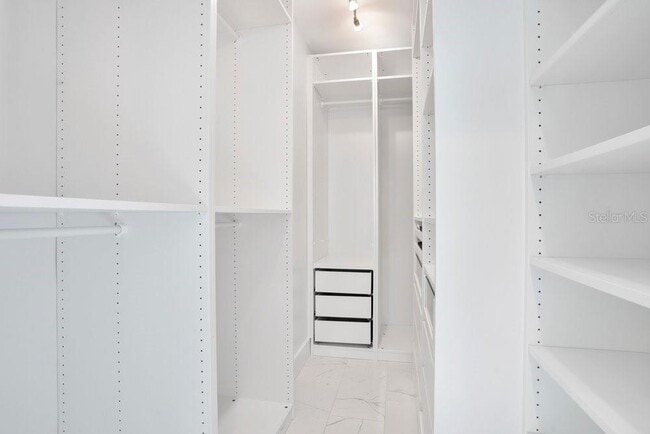 Building Photo - 812 East Blvd