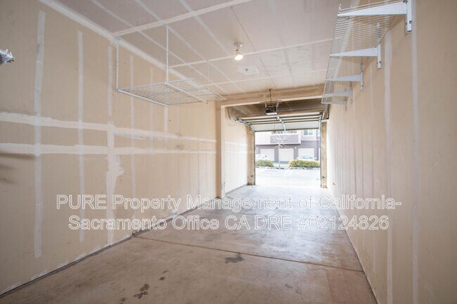 Building Photo - 10001 Woodcreek Oaks Blvd