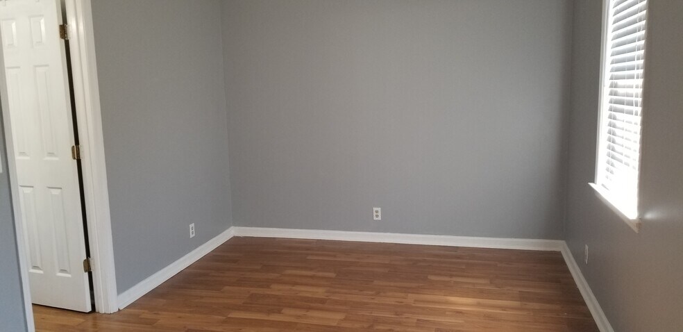 Building Photo - 472 Claircrest Dr