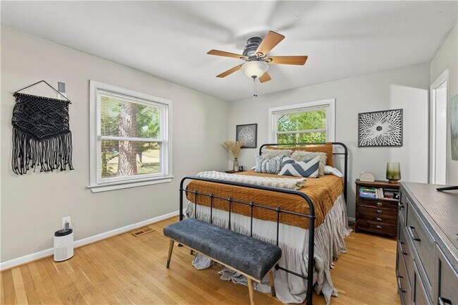 Building Photo - 3831 Greenhill Dr