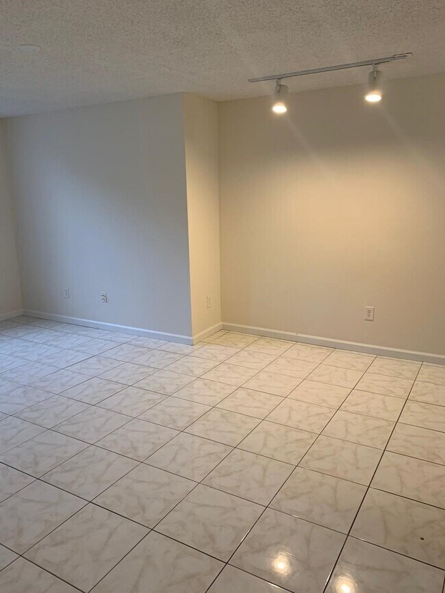Building Photo - 4561-21 2bed/1 bath