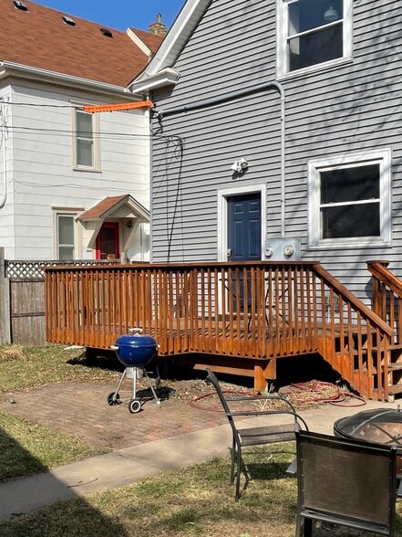 Building Photo - 726 Quincy St NE