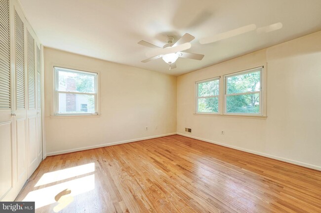 Building Photo - 9516 Bonair Dr