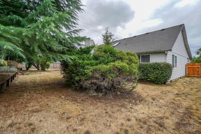 Building Photo - LARGE THREE BEDROOM HOME WITH RV /BOAT PAR...