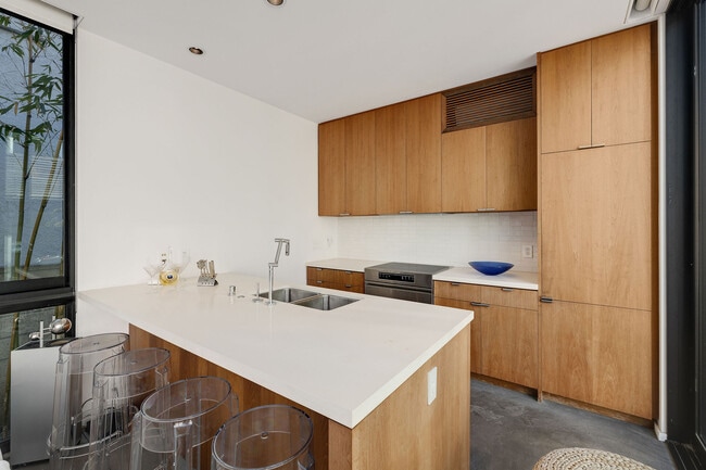 Building Photo - 27 Driftwood St