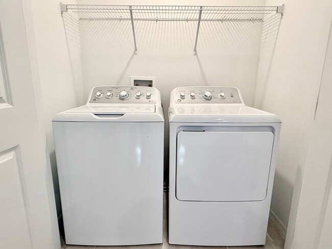 Building Photo - Designed for the way you live! 3Bedrooms/2.5Bath Edgewater Townhome