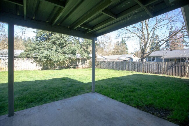 Building Photo - *** 3 Bedroom Woodburn home available now ***