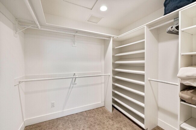 Building Photo - 47210 Heliotrope Dr