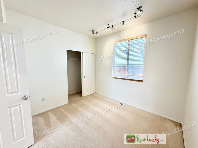 Building Photo - Beautiful 4 Bedroom Home in Lakeland Hills! High Ceilings, Natural Light, and Generous Layout!