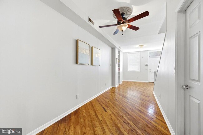 Building Photo - 928 N Bambrey St