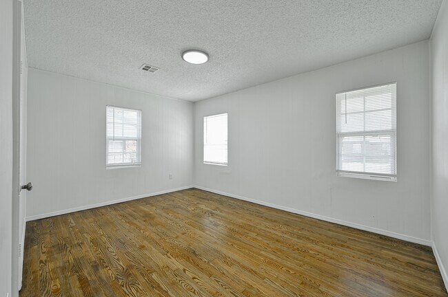 Building Photo - 713 NE 34th Terrace