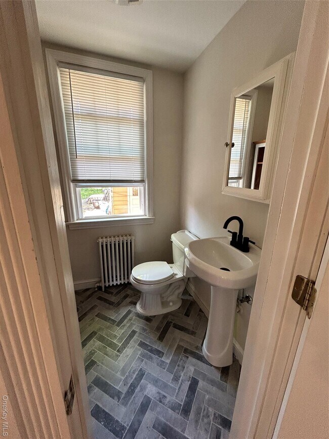 Building Photo - 24 Arnold Ave